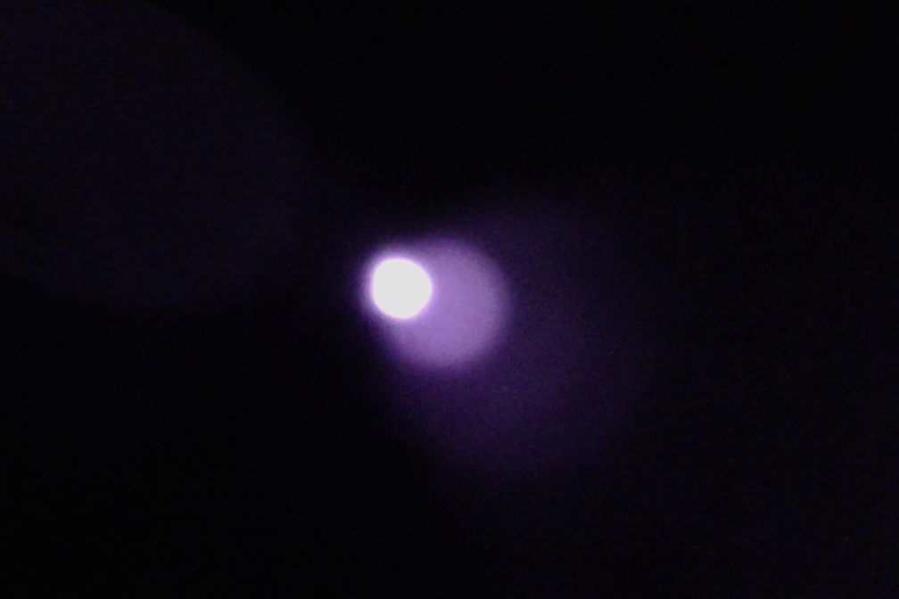 Rendiamo visibile un raggio che altrimenti non sarebbe visibile ai nostri occhi.